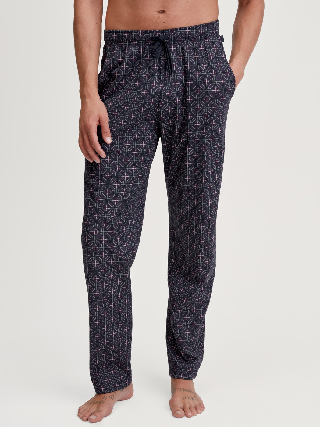La modella / Il modello Uomo indossa Pantaloni da notte con tasche in 100% cotone di colore Marrone, Modello, della serie RMX Sleep Holiday di CALIDA, Vista frontale