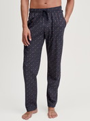 La modella / Il modello Uomo indossa Pantaloni da notte con tasche in 100% cotone di colore Marrone, Modello, della serie RMX Sleep Holiday di CALIDA, Vista frontale