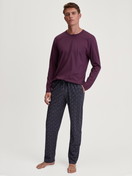 La modella / Il modello Uomo indossa Pantaloni da notte con tasche in 100% cotone di colore Marrone, Modello, della serie RMX Sleep Holiday di CALIDA, Abbigliamento