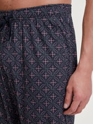 La modella / Il modello Uomo indossa Pantaloni da notte con tasche in 100% cotone di colore Marrone, Modello, della serie RMX Sleep Holiday di CALIDA, Dettaglio