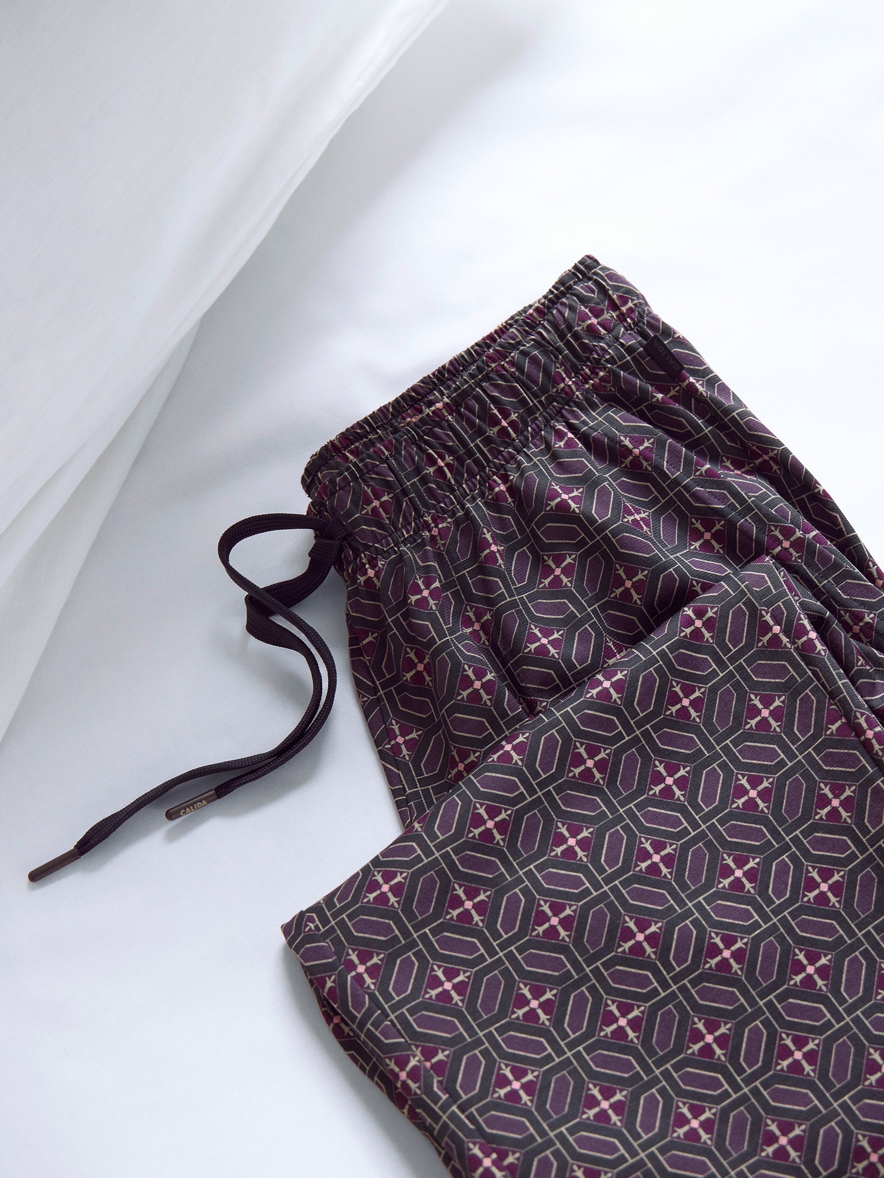 Herren - Pyjamahose mit Seitentaschen aus 100% Baumwolle in Braun, Gemustert aus Serie RMX Sleep Holiday von CALIDA, Detail