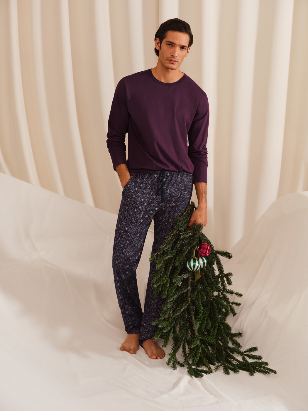 La modella / Il modello Uomo indossa Pantaloni da notte con tasche in 100% cotone di colore Marrone, Modello, della serie RMX Sleep Holiday di CALIDA, Immagine aggiuntiva