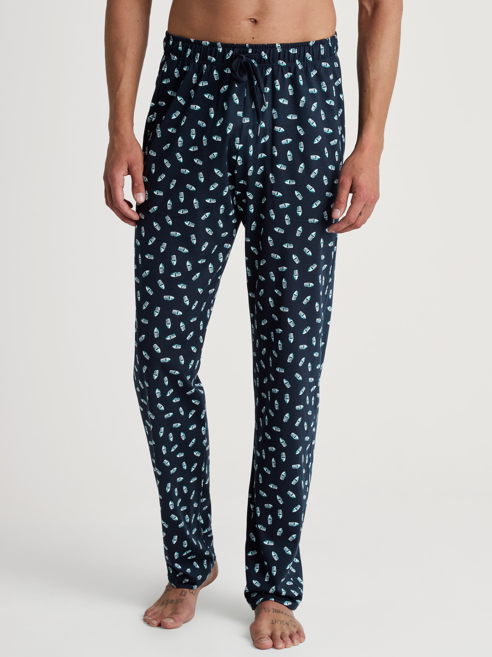 Herren-Model trägt Pyjamahose mit Seitentaschen aus 100% Baumwolle in Blau, Motiv aus Serie RMX Sleep Weekend von CALIDA, Vorderansicht