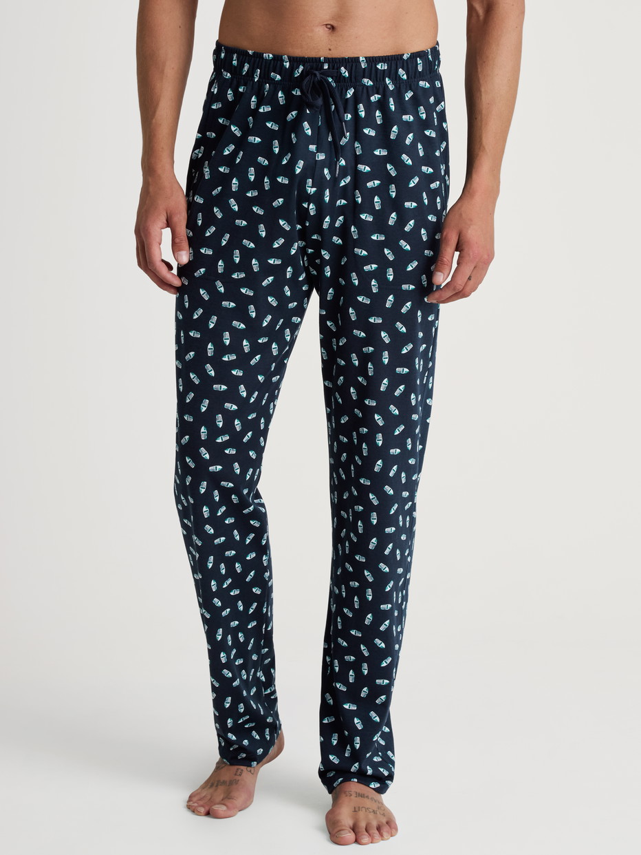 La modella / Il modello Uomo indossa Pantaloni da notte con tasche in 100% cotone di colore Blu, Motivo, della serie RMX Sleep Weekend di CALIDA, Vista frontale
