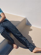 Herren-Model trägt Pyjamahose mit Seitentaschen aus 100% Baumwolle in Blau, Motiv aus Serie RMX Sleep Weekend von CALIDA, Zusatzbild