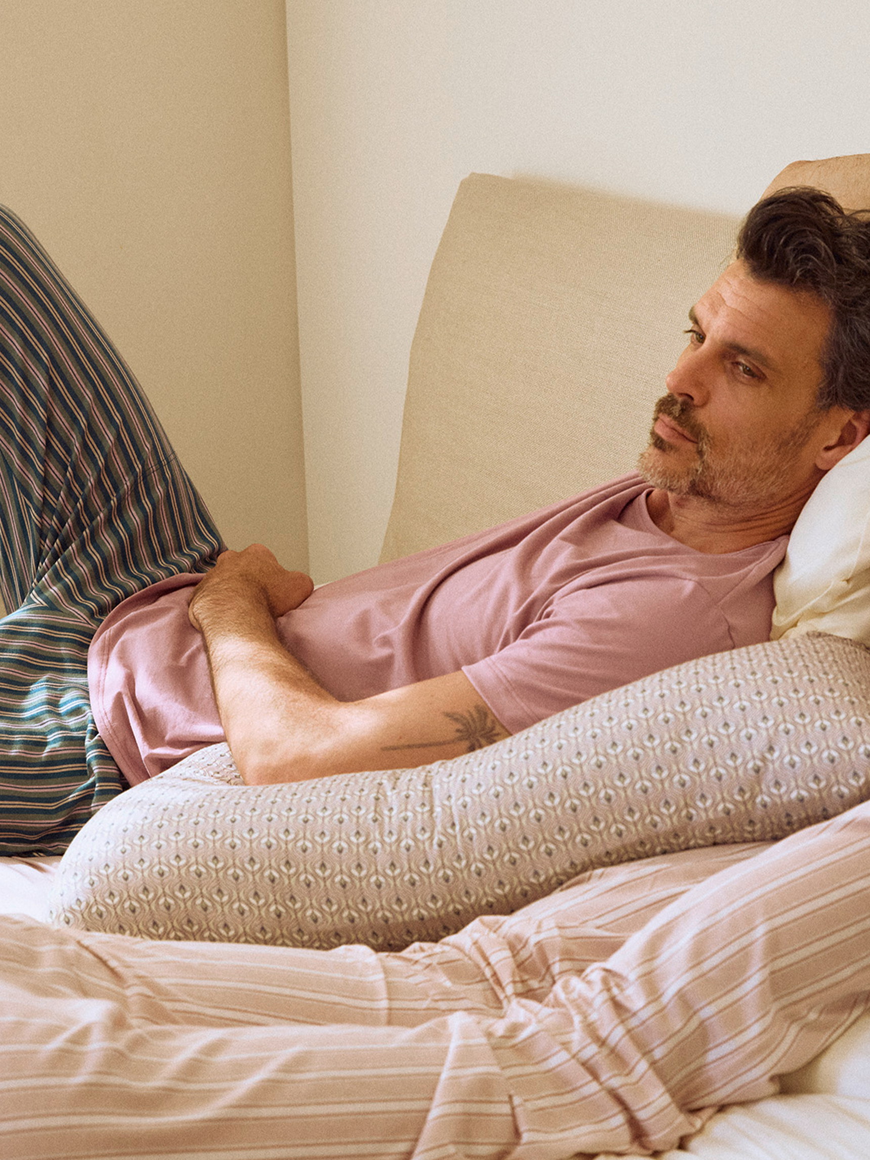 Herren-Model trägt Pyjamahose mit Seitentaschen aus 100% Baumwolle in Grün, Gestreift aus Serie RMX Sleep Leisure von CALIDA, Zusatzbild