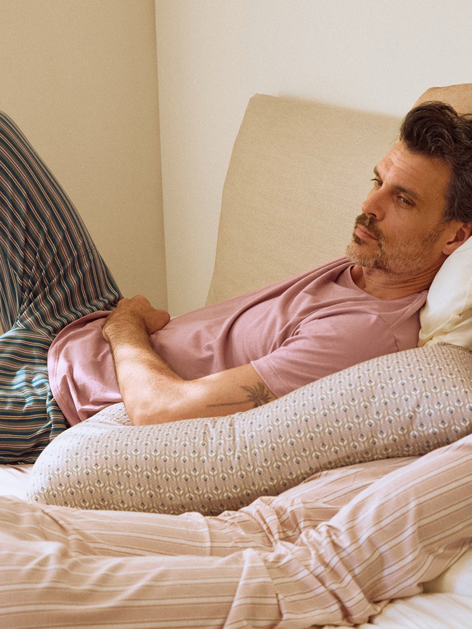 Herren-Model trägt Pyjamahose mit Seitentaschen aus 100% Baumwolle in Grün, Gestreift aus Serie RMX Sleep Leisure von CALIDA, Zusatzbild