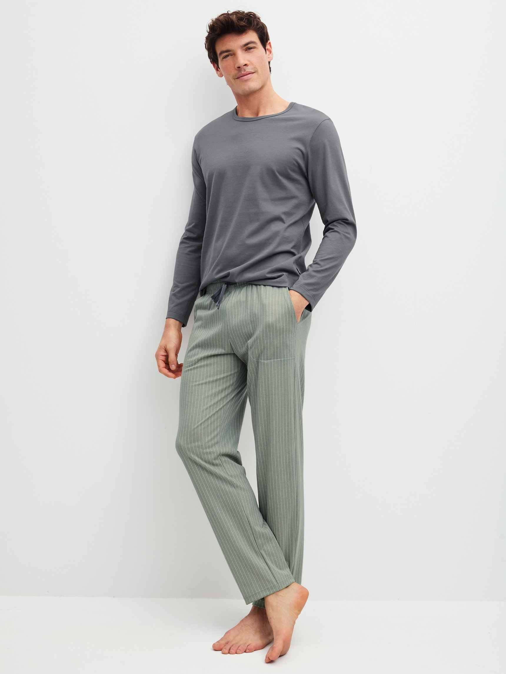 Le mannequin Homme porte le/la Bas de pyjama avec poches en 100% coton de couleur Vert, Unicolore, de la série RMX Sleep Leisure de CALIDA, Tenue