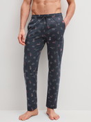 La modella / Il modello Uomo indossa Pantaloni da notte con tasche in 100% cotone di colore Blu, Modello, della serie Family & Friends di CALIDA, Vista frontale