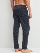 La modella / Il modello Uomo indossa Pantaloni da notte con tasche in 100% cotone di colore Blu, Modello, della serie Family & Friends di CALIDA, Vista posteriore
