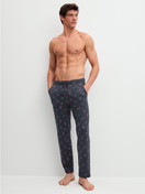 La modella / Il modello Uomo indossa Pantaloni da notte con tasche in 100% cotone di colore Blu, Modello, della serie Family & Friends di CALIDA, Abbigliamento