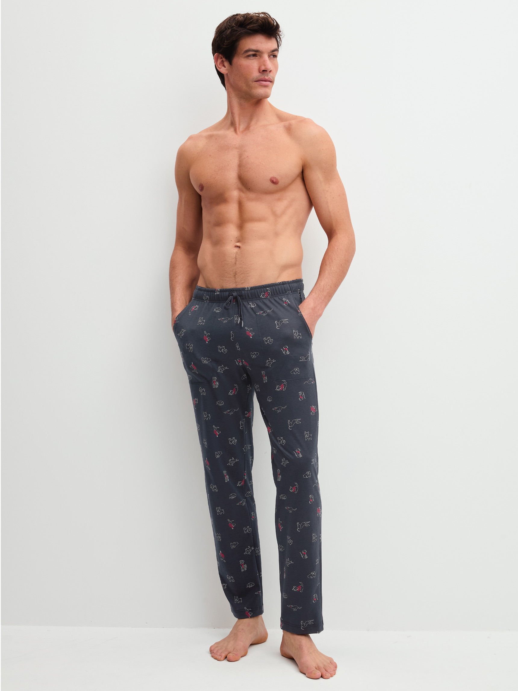 La modella / Il modello Uomo indossa Pantaloni da notte con tasche in 100% cotone di colore Blu, Modello, della serie Family & Friends di CALIDA, Abbigliamento