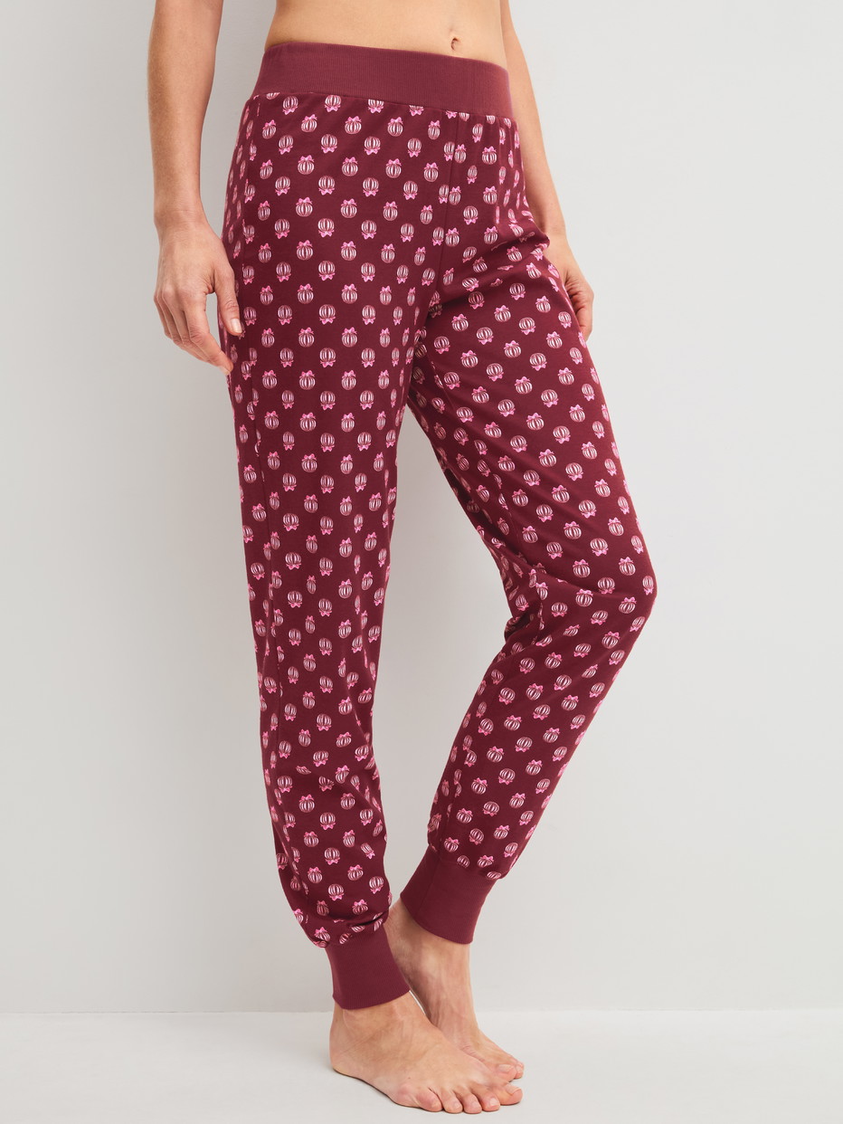Damen-Model trägt Pyjamahose mit Bündchen aus 100% Baumwolle in Rot, Motiv aus Serie PJ Party M&M von CALIDA, Vorderansicht