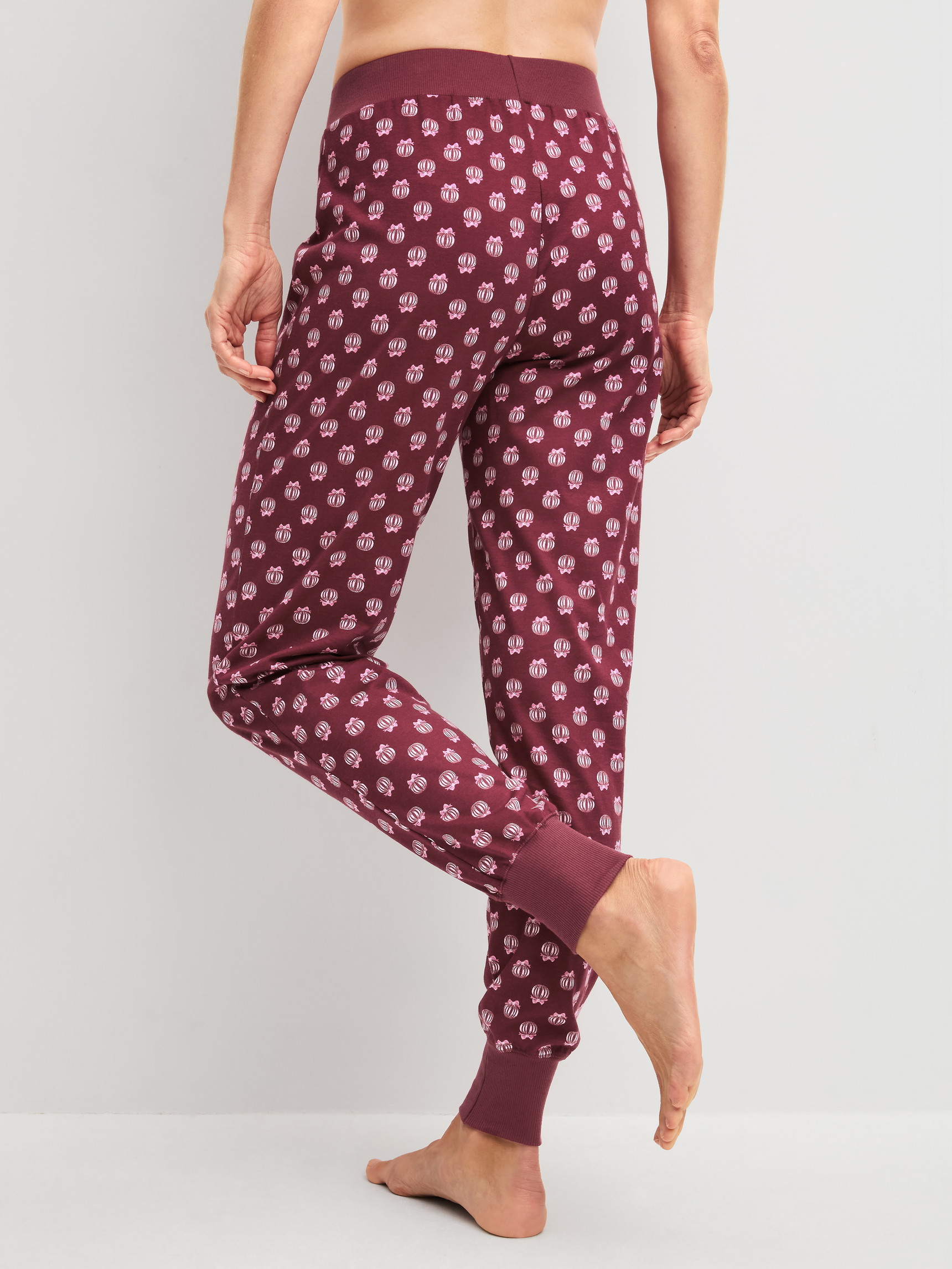 Damen-Model trägt Pyjamahose mit Bündchen aus 100% Baumwolle in Rot, Motiv aus Serie PJ Party M&M von CALIDA, Rückansicht