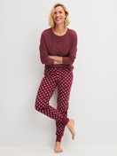 Damen-Model trägt Pyjamahose mit Bündchen aus 100% Baumwolle in Rot, Motiv aus Serie PJ Party M&M von CALIDA, Outfit