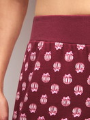 Damen-Model trägt Pyjamahose mit Bündchen aus 100% Baumwolle in Rot, Motiv aus Serie PJ Party M&M von CALIDA, Detail