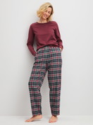 La modella / Il modello Donna indossa Pantaloni in flanella con tasche laterali in 100% cotone di colore Blu, A scacchi, della serie PJ Party M&M di CALIDA, Abbigliamento