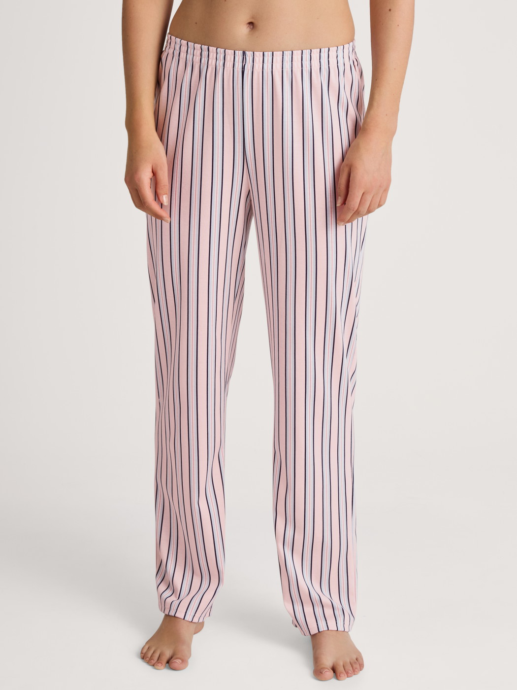 Damen-Model trägt Pyjamahose aus 100% Baumwolle in Rosa, Gestreift aus Serie Favourites Sleep von CALIDA, Vorderansicht