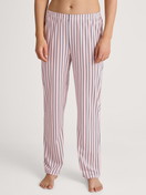 Damen-Model trägt Pyjamahose aus 100% Baumwolle in Rosa, Gestreift aus Serie Favourites Sleep von CALIDA, Vorderansicht