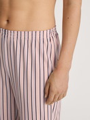 Damen-Model trägt Pyjamahose aus 100% Baumwolle in Rosa, Gestreift aus Serie Favourites Sleep von CALIDA, Detail
