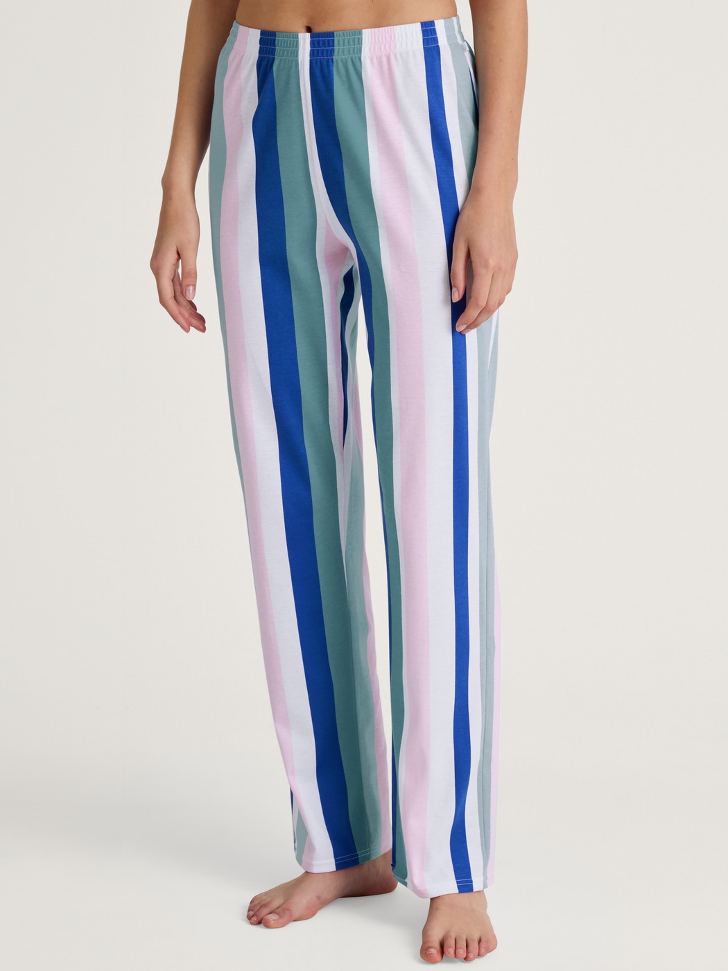 La modella / Il modello Donna indossa Pantaloni pigiama in 100% cotone di colore Turchese, A righe, della serie Favourites Coast di CALIDA, Vista frontale