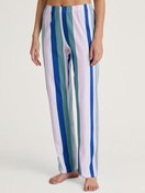 La modella / Il modello Donna indossa Pantaloni pigiama in 100% cotone di colore Turchese, A righe, della serie Favourites Coast di CALIDA, Vista frontale