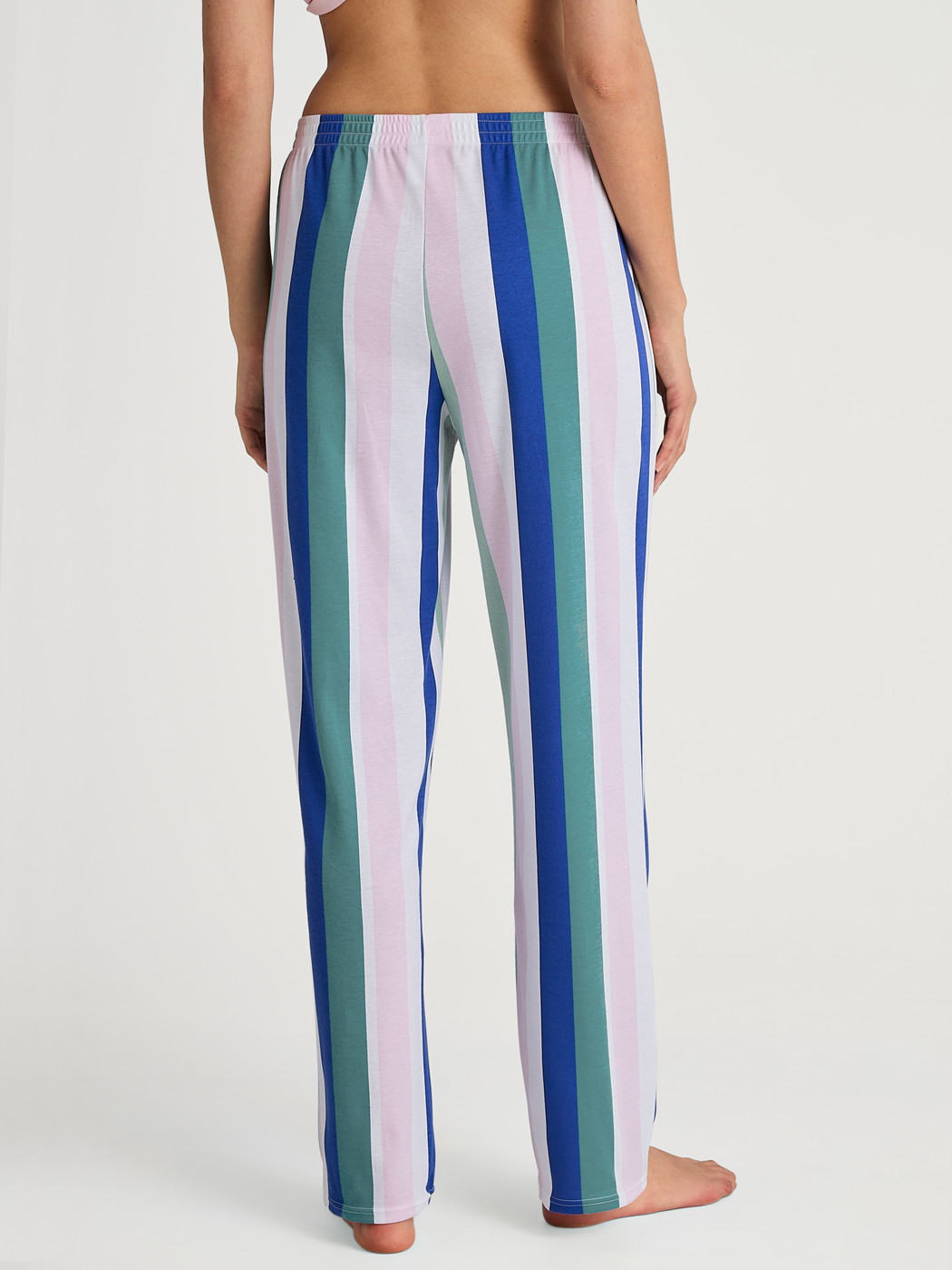 La modella / Il modello Donna indossa Pantaloni pigiama in 100% cotone di colore Turchese, A righe, della serie Favourites Coast di CALIDA, Vista posteriore