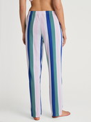 La modella / Il modello Donna indossa Pantaloni pigiama in 100% cotone di colore Turchese, A righe, della serie Favourites Coast di CALIDA, Vista posteriore