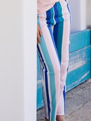 La modella / Il modello Donna indossa Pantaloni pigiama in 100% cotone di colore Turchese, A righe, della serie Favourites Coast di CALIDA, Vista frontale
