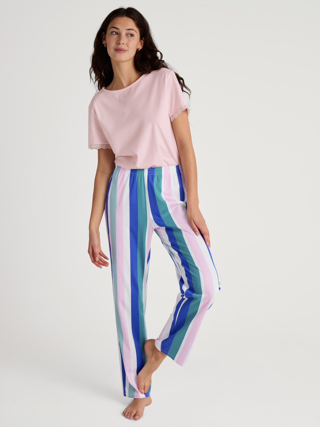 La modella / Il modello Donna indossa Pantaloni pigiama in 100% cotone di colore Turchese, A righe, della serie Favourites Coast di CALIDA, Abbigliamento