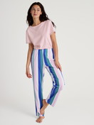 La modella / Il modello Donna indossa Pantaloni pigiama in 100% cotone di colore Turchese, A righe, della serie Favourites Coast di CALIDA, Abbigliamento
