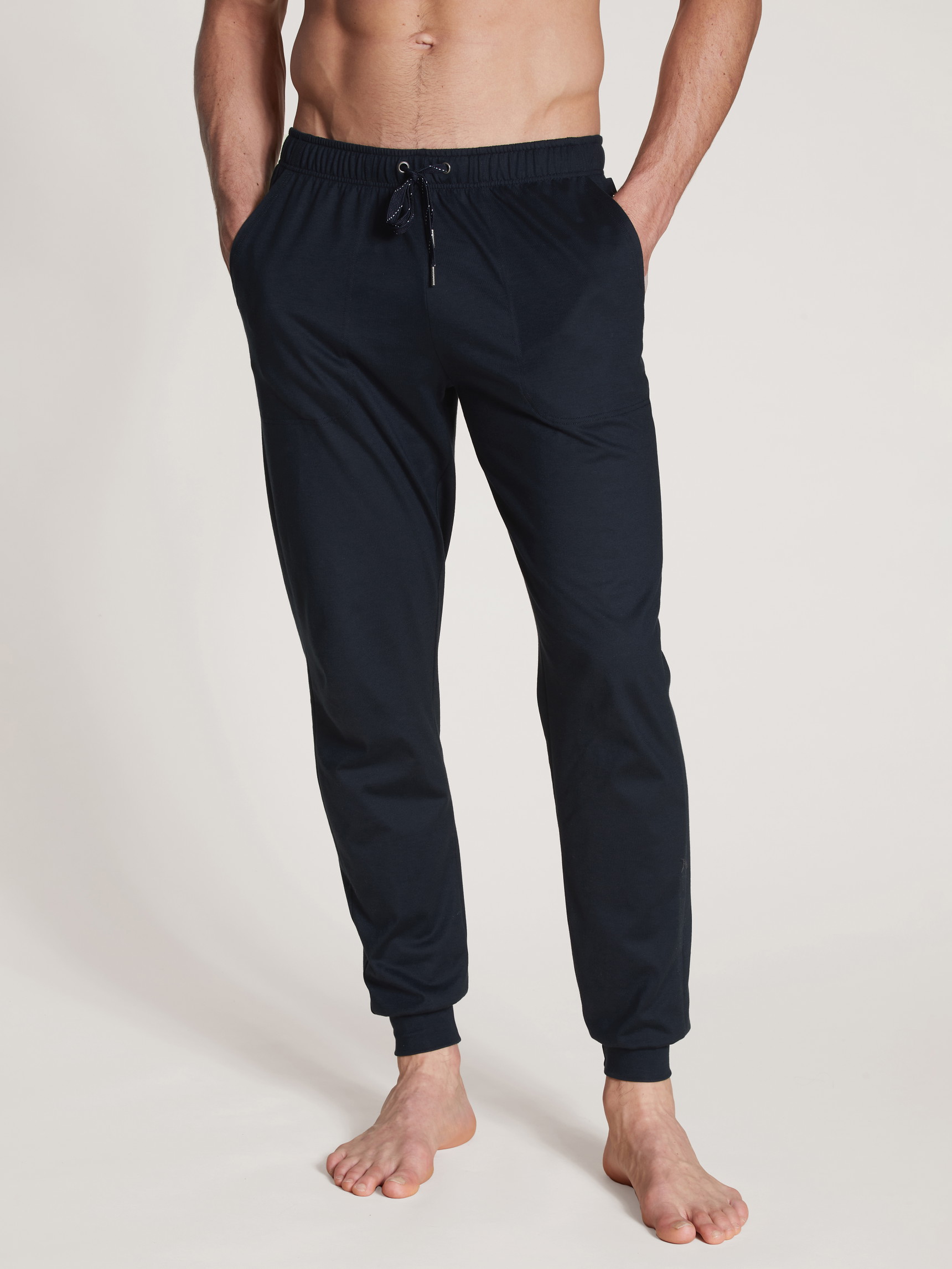 Herren-Model trägt Pants mit Bündchen aus 100% Baumwolle in Blau, Einfarbig aus Serie Remix Basic Sleep von CALIDA, Vorderansicht