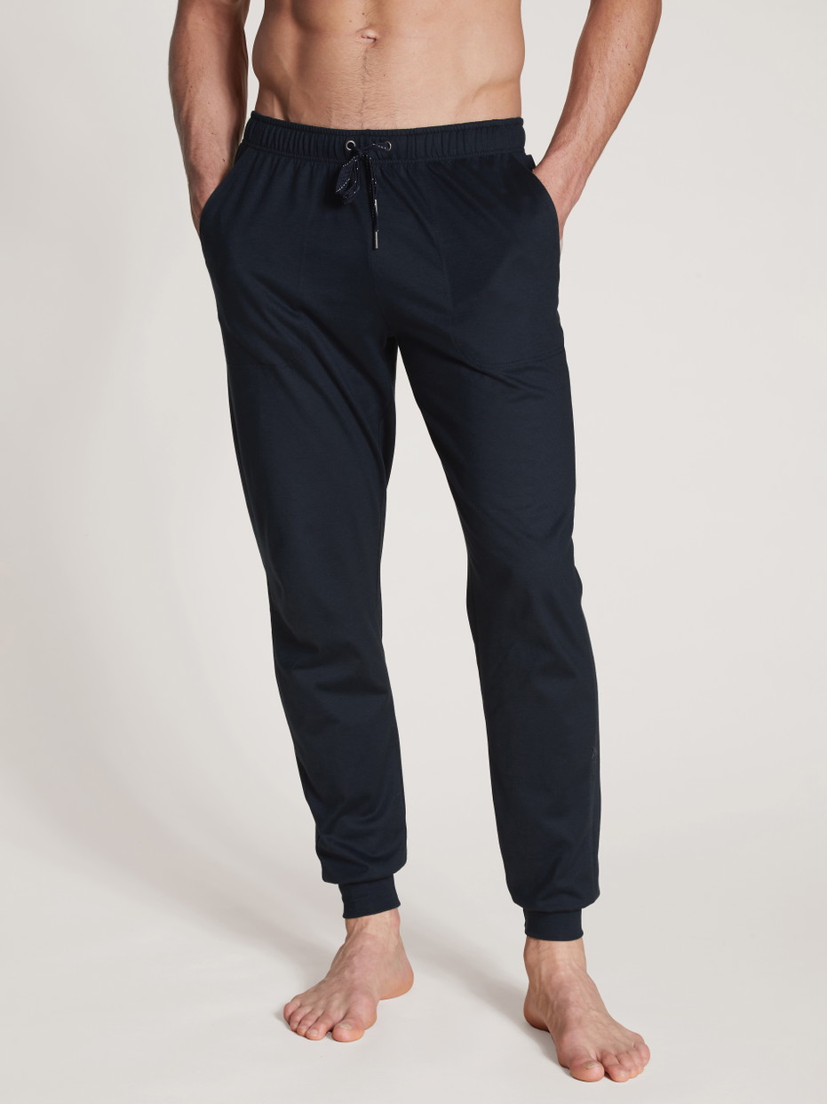 Herren-Model trägt Pants mit Bündchen aus 100% Baumwolle in Blau, Einfarbig aus Serie Remix Basic Sleep von CALIDA, Vorderansicht