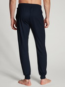 Herren-Model trägt Pants mit Bündchen aus 100% Baumwolle in Blau, Einfarbig aus Serie Remix Basic Sleep von CALIDA, Rückansicht