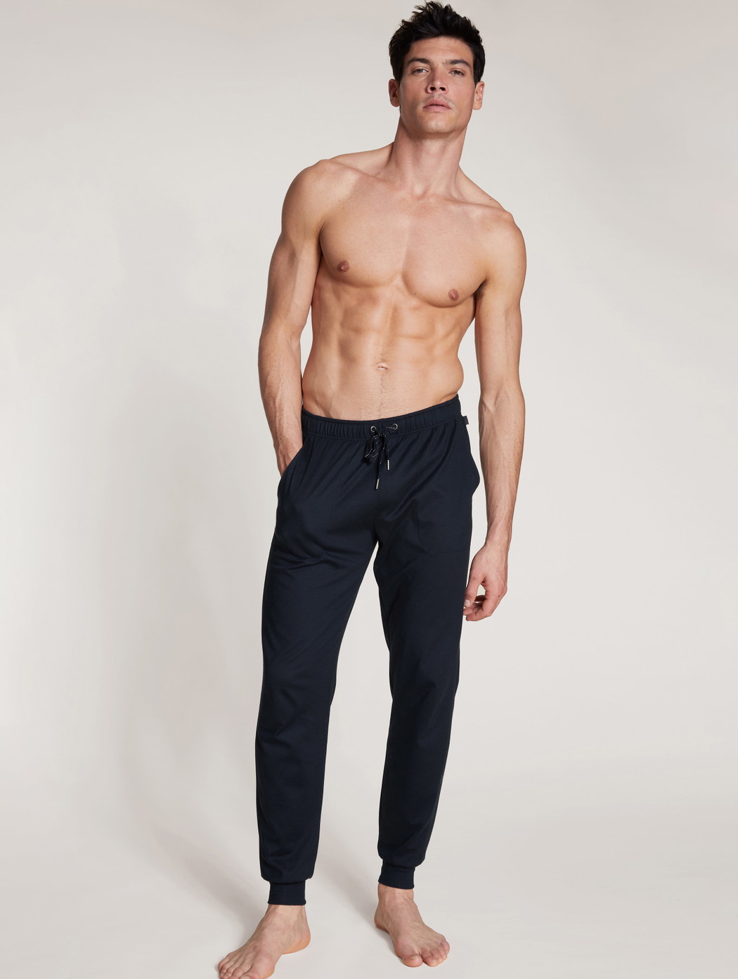 Herren-Model trägt Pants mit Bündchen aus 100% Baumwolle in Blau, Einfarbig aus Serie Remix Basic Sleep von CALIDA, Vorderansicht