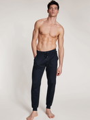 Herren-Model trägt Pants mit Bündchen aus 100% Baumwolle in Blau, Einfarbig aus Serie Remix Basic Sleep von CALIDA, Vorderansicht
