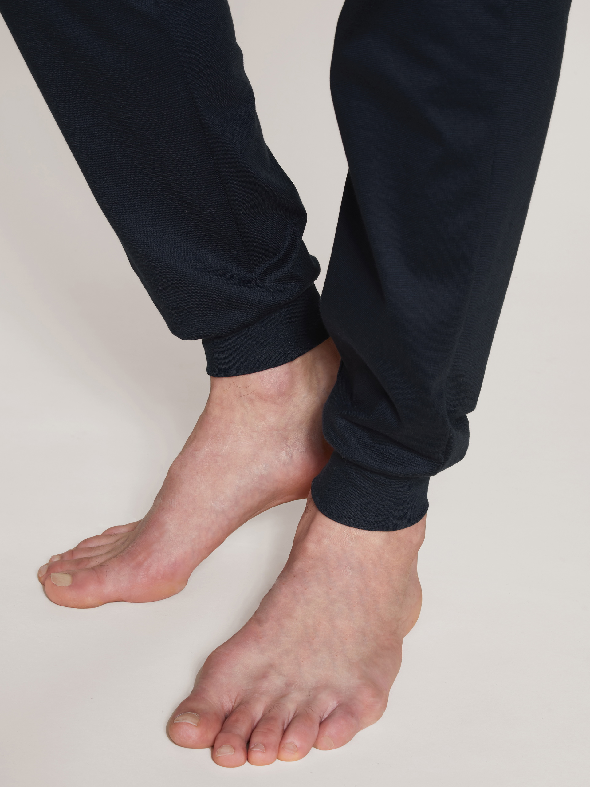 Herren-Model trägt Pants mit Bündchen aus 100% Baumwolle in Blau, Einfarbig aus Serie Remix Basic Sleep von CALIDA, Detail
