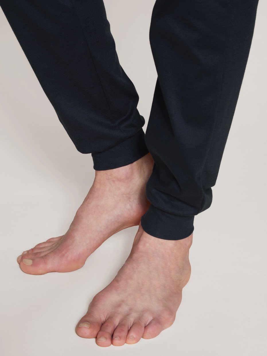 Herren-Model trägt Pants mit Bündchen aus 100% Baumwolle in Blau, Einfarbig aus Serie Remix Basic Sleep von CALIDA, Detail