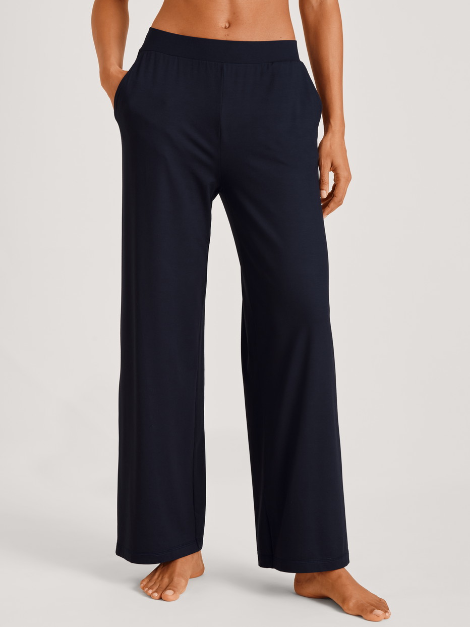 Damen-Model trägt Pyjamahose aus Modal in Blau, Einfarbig aus Serie DSW Balancing von CALIDA, Vorderansicht