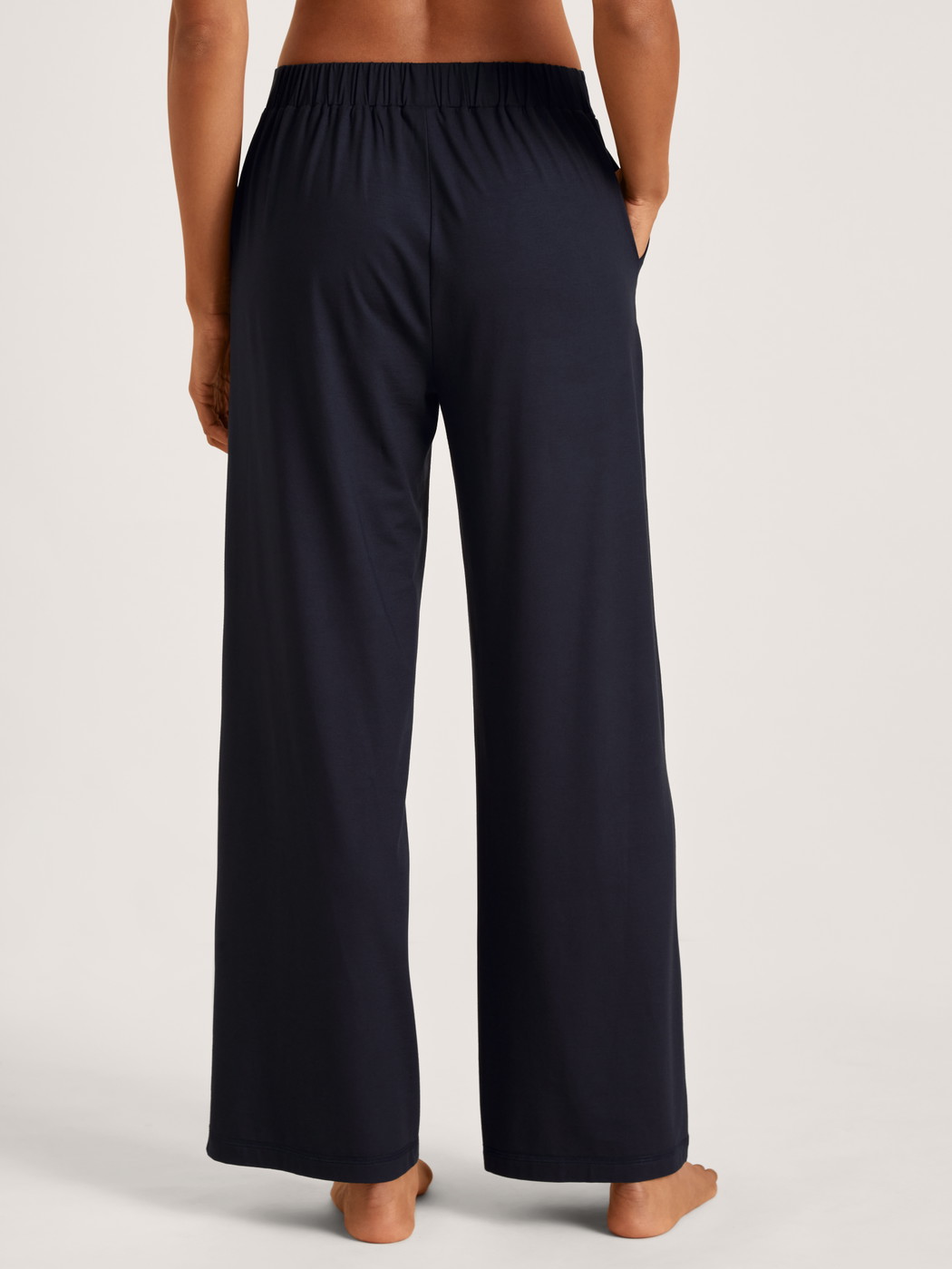Damen-Model trägt Pyjamahose aus Modal in Blau, Einfarbig aus Serie DSW Balancing von CALIDA, Rückansicht