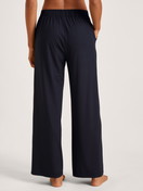 Damen-Model trägt Pyjamahose aus Modal in Blau, Einfarbig aus Serie DSW Balancing von CALIDA, Rückansicht