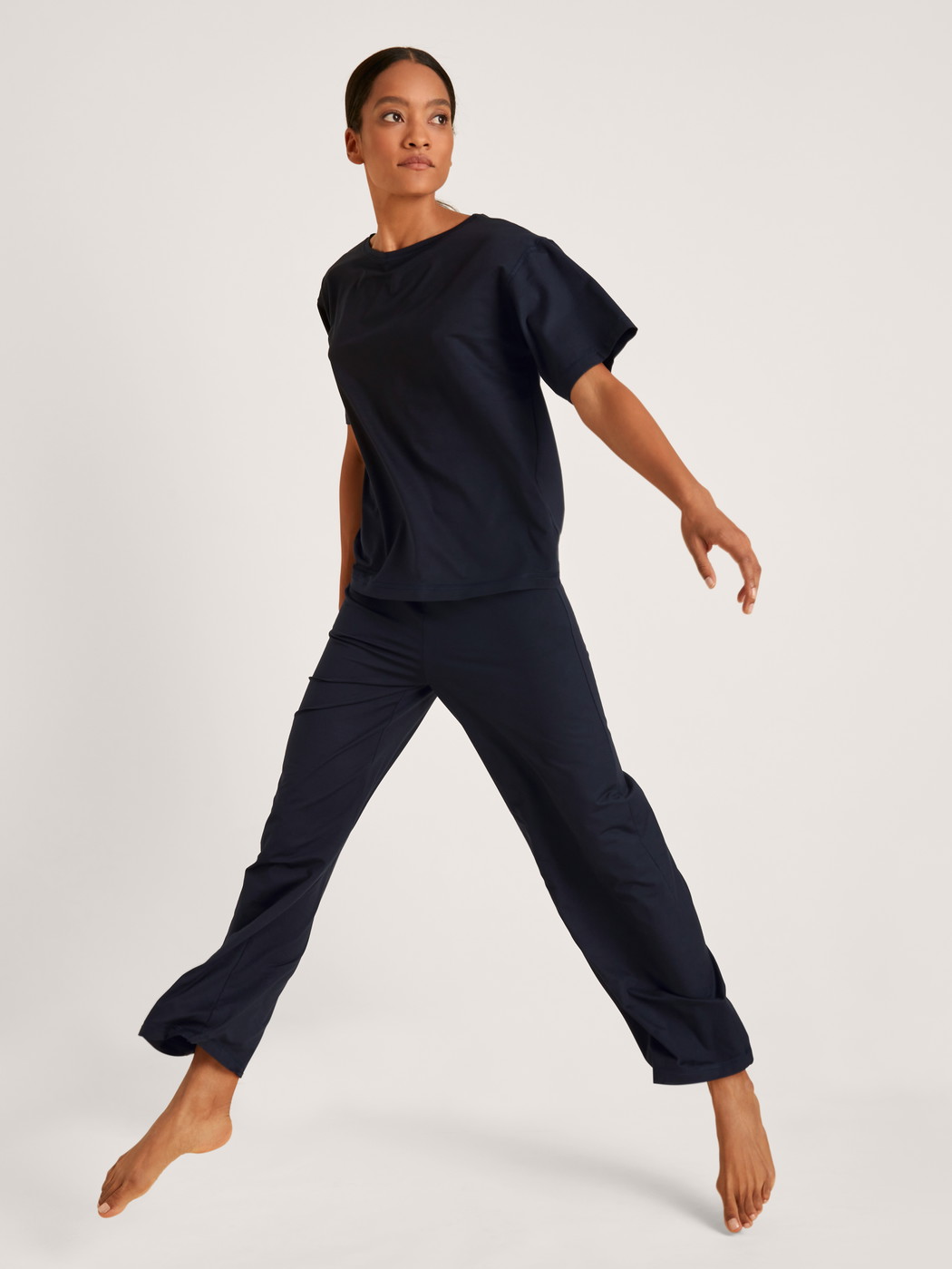 Damen-Model trägt Pyjamahose aus Modal in Blau, Einfarbig aus Serie DSW Balancing von CALIDA, Vorderansicht, Outfit