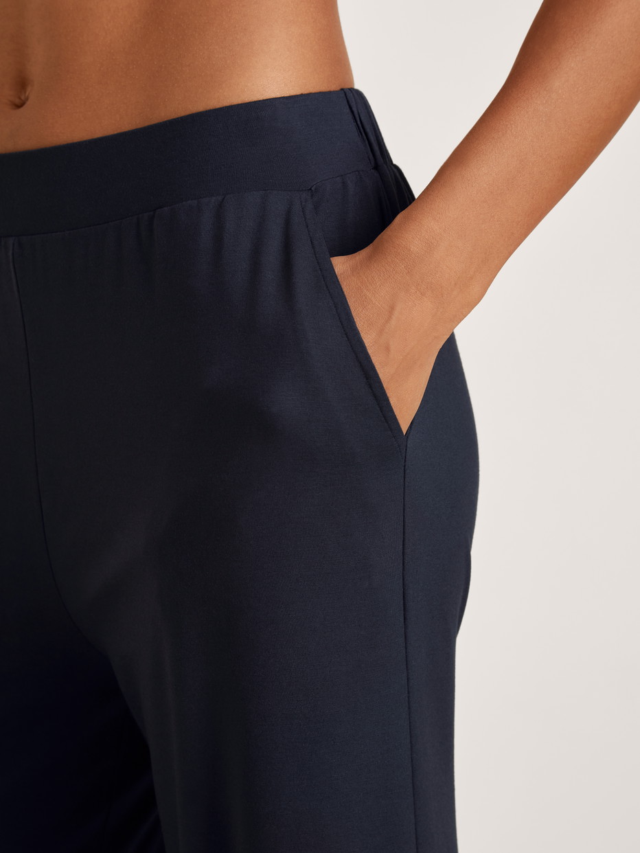 Damen-Model trägt Pyjamahose aus Modal in Blau, Einfarbig aus Serie DSW Balancing von CALIDA, Detail