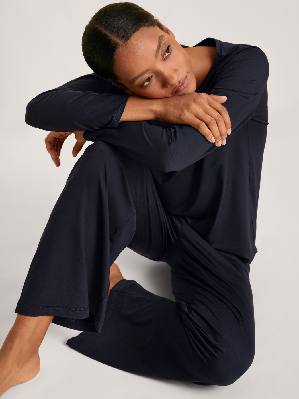 Damen-Model trägt Pyjamahose aus Modal in Blau, Einfarbig aus Serie DSW Balancing von CALIDA