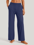 Damen-Model trägt Pyjamahose aus Modal in Blau, Einfarbig aus Serie DSW Balancing von CALIDA, Vorderansicht