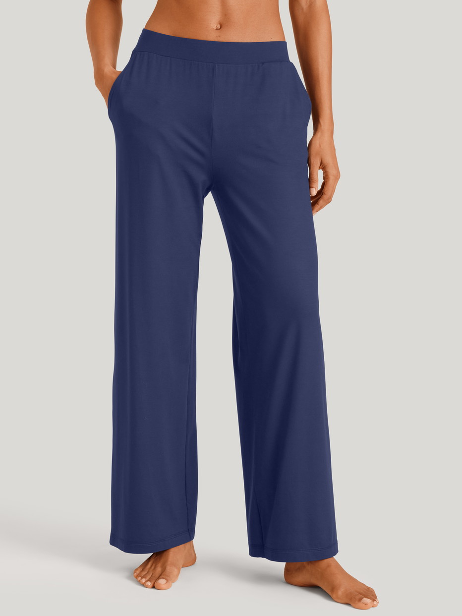 La modella / Il modello Donna indossa Pantaloni pigiama in Modal di colore Blu, Tinta unita, della serie DSW Balancing di CALIDA, Vista frontale
