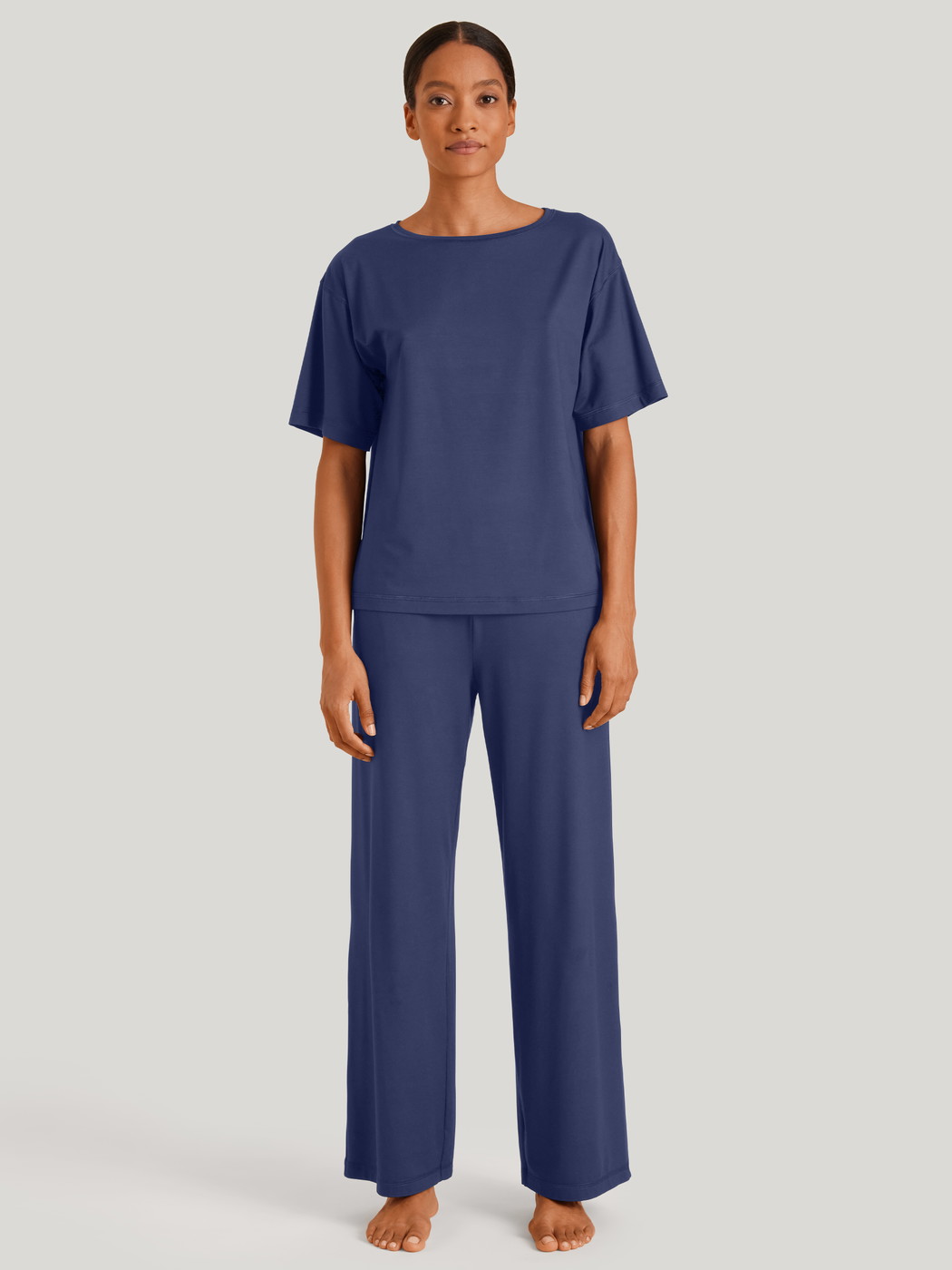 Damen-Model trägt Pyjamahose aus Modal in Blau, Einfarbig aus Serie DSW Balancing von CALIDA, Outfit