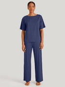 Damen-Model trägt Pyjamahose aus Modal in Blau, Einfarbig aus Serie DSW Balancing von CALIDA, Outfit
