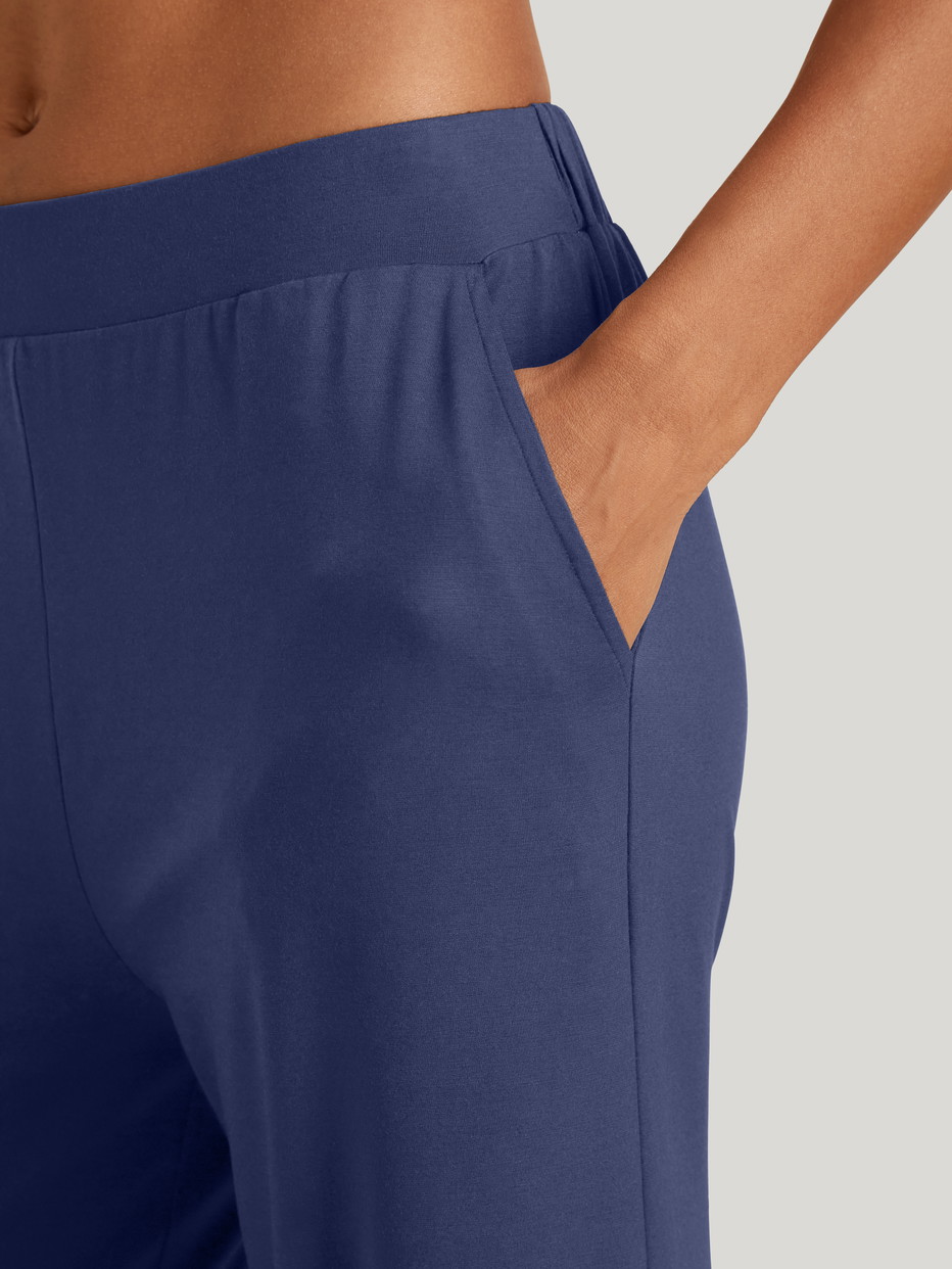La modella / Il modello Donna indossa Pantaloni pigiama in Modal di colore Blu, Tinta unita, della serie DSW Balancing di CALIDA, Vista frontale