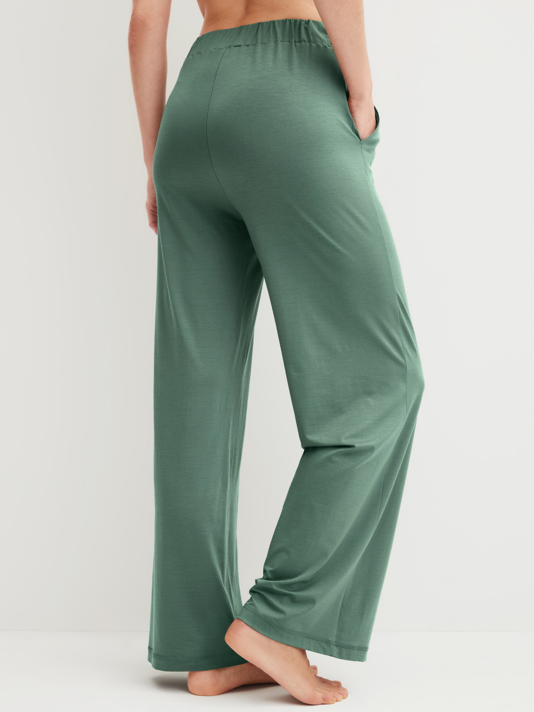 Women model is wearing Pyjama bottom made of Modal in Green, Unicoloured from the DSW Balancing series by CALIDA, Back view